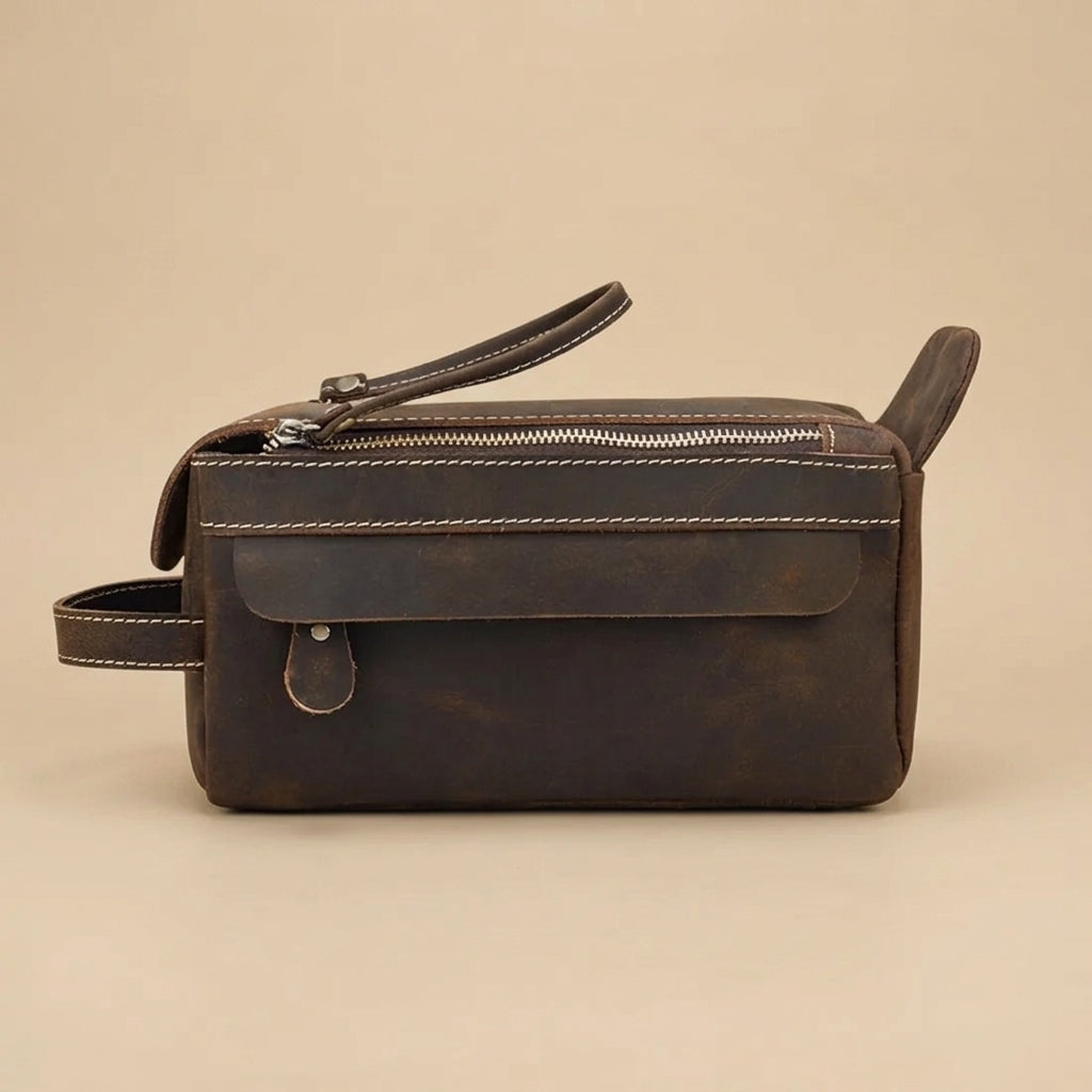 Trousse Escale VALMONT, détail du cuir grainé