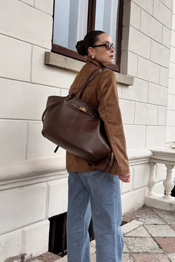 Clara portant Sac cabas Café