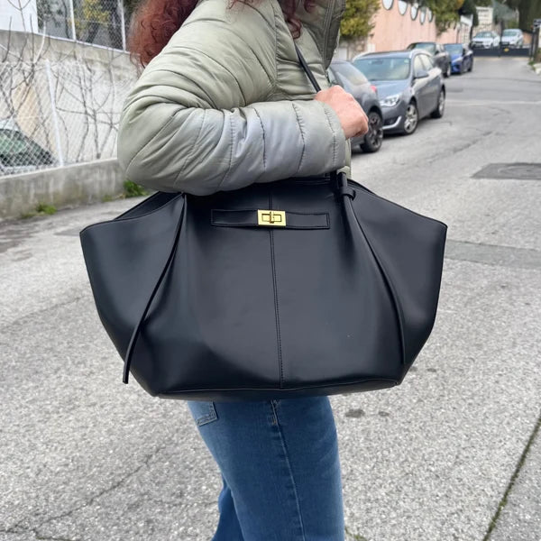 Sindy portant Sac Cabas Ailé