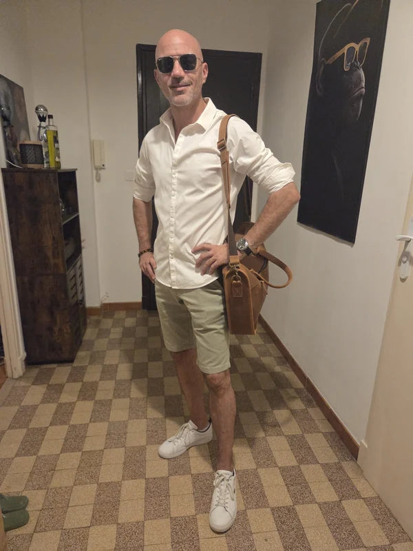 Cédric portant Porte-Documents en Cuir Pleine Fleur Cognac