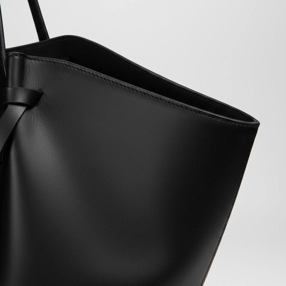 Sac Cabas Ailé VALMONT noir, détail du cuir souple